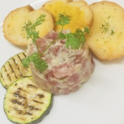 鮪のタルタル ガーリックトースト