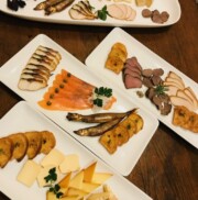 燻製の盛り合わせと、燻製トリオ3種類 燻製の盛り合わせと、燻製トリオ3種類